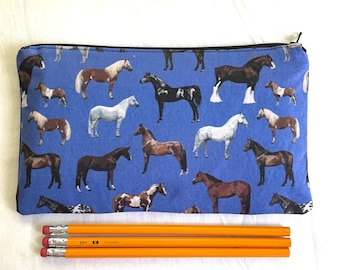 Estuche con cremallera de tela azul con caballos grandes, estuche para lápices, neceser de maquillaje y estuche para dispositivos electrónicos.