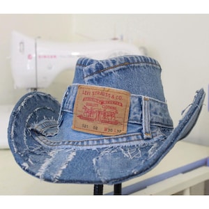 Chapéu de cowboy jeans retrabalhado, feito com jeans Levi's, inspirado no Cowboy Carter de Beyoncé, "Texas Hold'em"