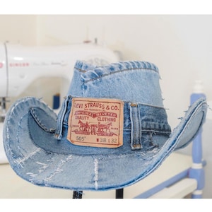 Chapéu de cowboy jeans retrabalhado a partir de jeans Levi's, inspirado em Beyoncé Cowboy Carter, "Texas Holdem"