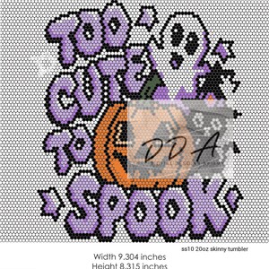 Może przedstawiać: Halloweenowy wzór z napisem "Too Cute to Spook" w kolorze fioletowym, z dynią i grafiką czaszki. Wzór wykonany jest z małych, okrągłych kropek i prawdopodobnie przeznaczony jest na smukły kubek o pojemności 20 uncji. Kubek ma 23,6 cm wysokości i 23,7 cm szerokości.