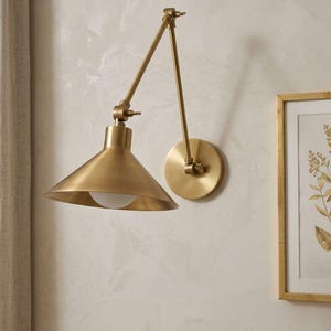 Puede incluir: Un juego de tres tazas de cerámica con un acabado mate moteado. Las tazas son de color crema, gris claro y gris oscuro. Cada taza tiene un diseño simple y minimalista.