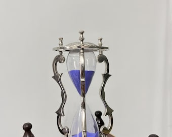 Vintage Style Sanduhr: Dekorativer Metallrahmen mit Lila Sand