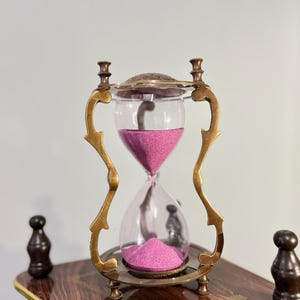 Antique Bronze Hourglass Sand Timer with Pink Sand – Vintage-Inspired Home & Office Décor