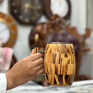 Handgemaakte houten mok: rustieke bierpul, koffiekopje