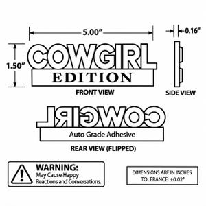 Puede incluir: Un diagrama técnico en blanco y negro de un emblema COWGIRL EDITION. La vista frontal muestra dimensiones de 5.00 pulgadas por 1.50 pulgadas, y la vista lateral muestra un grosor de 0.16 pulgadas. La vista trasera indica Auto Grade Adhesive. Incluye una etiqueta de advertencia.