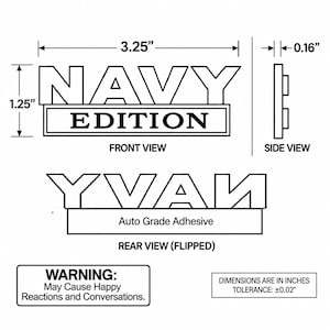 Pode incluir: Um diagrama técnico em preto e branco de um emblema com o texto NAVY EDITION. A vista frontal mede 8,255 cm de largura por 3,175 cm de altura, com uma espessura de 0,406 cm. A vista traseira mostra um adesivo de grau automotivo.