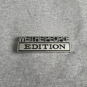 We The People の金属製クロームメッキの車、トラック、SUV、オートバイ、ゴルフカートの飾り。フェンダー、トランク、バンパー、テールゲート、ロッカー、ツールボックス用。