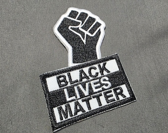 Dos parches: Poder al Pueblo y Puño del Poder Negro. BLM, Black Lives Matter. Parche bordado termoadhesivo.