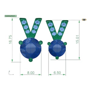 Könnte beinhalten: Draufsicht auf zwei Anhänger-Designs. Jeder Anhänger hat einen großen, runden, blauen Edelstein, der mit kleineren grünen Edelsteinen akzentuiert ist. Die Anhänger haben eine V-förmige Oberseite mit floralem Design. Maße sind enthalten.