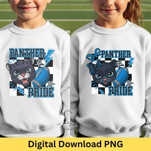 Pode incluir: Camisolas brancas com um gráfico de pantera, uma bola de futebol e as palavras "PANTHER PRIDE" em azul. A pantera é preta com olhos azuis e uma bola de futebol está ao lado. As camisolas são usadas por crianças.