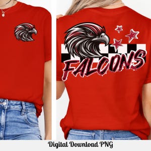 Puede incluir: Camiseta roja con un gráfico de águila estilizado en la parte delantera y trasera. La parte trasera de la camiseta presenta la palabra "FALCONS" en blanco, con un patrón de cuadros en blanco y negro. La camiseta también tiene un pequeño gráfico de águila en la parte delantera.