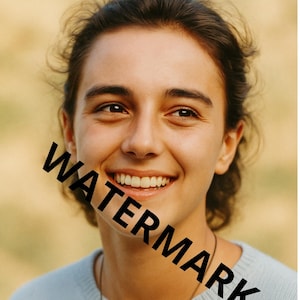 Könnte beinhalten: Eine Person mit dunklem Haar und einem hellblauen Pullover lächelt breit und zeigt die Zähne. Das Wort "WATERMARK" ist diagonal in Schwarz über das Bild gedruckt. Eine goldfarbene Halskette ist sichtbar.