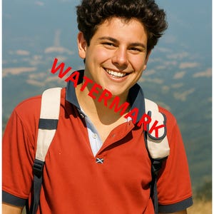 Könnte beinhalten: Eine lächelnde Person trägt ein rotes Poloshirt mit marineblauen Verzierungen und einen weißen Rucksack. Das Hemd hat einen hellblauen Kragen und ein kleines weißes Stickmuster. Der Hintergrund zeigt eine verschwommene Landschaft.
