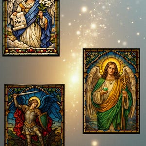 K&ouml;nnte beinhalten: Drei Glasmalereien mit Engeln. Einer h&auml;lt eine Schriftrolle mit "Ave Maria", ein anderer einen Stab und eine Phiole, und der dritte ist ein Kriegerengel mit einem Schwert, der auf einen D&auml;mon tritt.