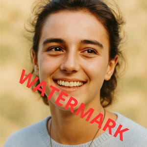 Könnte beinhalten: Eine Person mit dunklem Haar lächelt breit, trägt einen hellblauen Pullover und eine Halskette. Der Hintergrund ist ein weiches, verschwommenes Gelb und Grün. Das Wort "WATERMARK" ist rot über das Bild gedruckt.