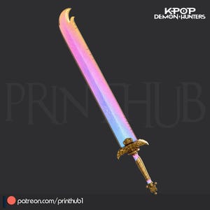 Puede incluir: Una espada de fantasía con una hoja arcoíris y una empuñadura dorada. La hoja tiene un degradado de tonos rosa, morado y azul. La empuñadura presenta detalles dorados ornamentados. El texto "KPOP DEMON HUNTERS" es visible en la esquina superior derecha.