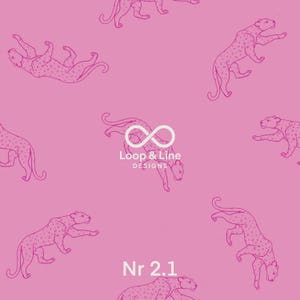 Op de afbeelding: Een roze achtergrond met een herhalend patroon van roze cheetah illustraties. De cheetahs zijn in verschillende poses afgebeeld. De tekst "Loop & Line DESIGNS" en "Nr 2.1" is ook zichtbaar.