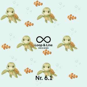Op de afbeelding: Een lichtblauwe achtergrond met een patroon van cartoon zeeschildpadden en oranje clownvissen. De schildpadden hebben groene lichamen en bruine schilden. De afbeelding bevat de tekst "Loop & Line Designs" en "Nr. 6.1".
