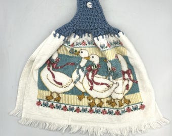 Toalla de mano de cocina de rizo con parte superior de ganchillo estilo vintage, patos y gansos azules.