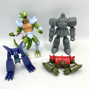 Pode incluir: Uma coleção de quatro figuras de ação: uma criatura réptil verde com armadura azul clara segurando nunchakus, um robô cinza com textura de pedra, uma figura robótica quadrúpede roxa escura e um torso vermelho e verde oliva com braços.