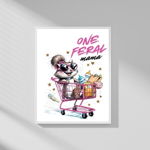 One Feral Mama Printable Wall Art | Zabawna kreskówka Possum Mom w koszyku zakupowym | Różowy lampart Chaos Wydruk do pokoju dziecięcego | Pobieranie cyfrowe