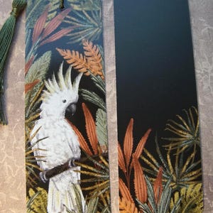 Boekenlegger met illustratie van groene vogels in een bos, boekenlegger voor boekenliefhebbers, boekenlegger met kwastje, cadeau voor de lezer, geïllustreerde boekenlegger