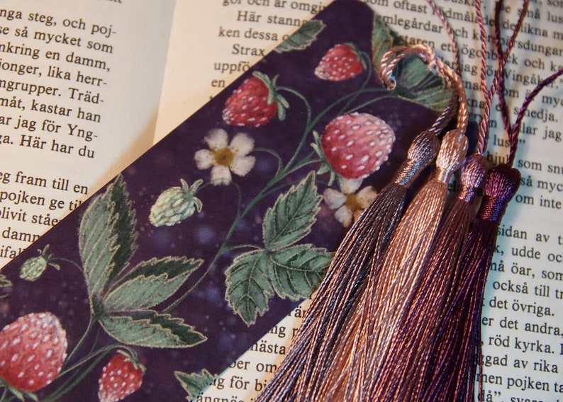 Bookmark Illustrated Strawberries Bookmark Book lover Bookmark with tassel Present for reader Illustration bookmark zdjęcie 1