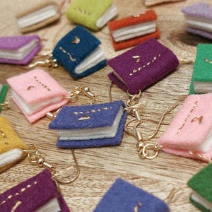Boucles d&#39;oreilles livre / Plus de 40 couleurs différentes/ Cadeau pour amoureux des livres / Boucles d&#39;oreilles en laine