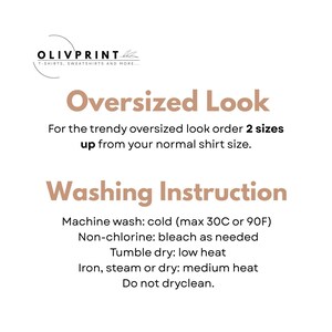 K&ouml;nnte beinhalten: Wei&szlig;er Hintergrund mit braunem und schwarzem Text. Der Text lautet "OLIVPRINT T-SHIRTS, SWEATSHIRTS AND MORE..." und "Oversized Look". Waschhinweise sind ebenfalls enthalten: Maschinenw&auml;sche kalt (max. 30 &deg;C), chlorfreie Bleiche, Trockner bei niedriger Temperatur, B&uuml;geln bei mittlerer Hitze und nicht chemisch reinigen.