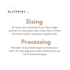 K&ouml;nnte beinhalten: Wei&szlig;er Hintergrund mit Text zu Gr&ouml;&szlig;en und Verarbeitung f&uuml;r Olivprint T-Shirts und Sweatshirts. Der Text besagt, dass alle Artikel unisex sind und gibt Gr&ouml;&szlig;enhinweise. Es wird auch eine Bearbeitungszeit von 1-5 Werktagen erw&auml;hnt.