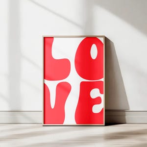 LOVE. Lámina, tarjeta, poster con la palabra amor en rosa y en rojo.