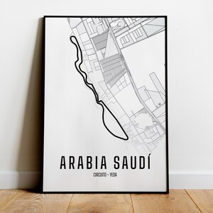 Puede incluir: Una impresión en blanco y negro enmarcada que presenta un mapa de una pista de carreras en Arabia Saudita. La pista está delineada en negro sobre un fondo blanco. El texto "ARABIA SAUDÍ" y "CIRCUITO - YEDA" está impreso en negro en la parte inferior.
