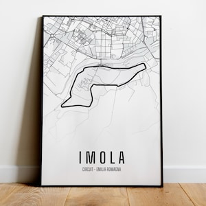 Puede incluir: Impresión en blanco y negro enmarcada que muestra un mapa de Imola, Italia, con el circuito en negro. El texto "IMOLA" y "CIRCUIT - EMILIA ROMAGNA" se encuentran en la parte inferior. Diseño minimalista.