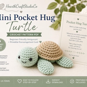 Op de afbeelding: Een gehaakte amigurumi-schildpad met een lichtgroen lichaam en een beige schild, vergezeld van een geprinte kaart met de titel Pocket Hug Turtle. De tekst bevat HearthCraftStudioCo, Mini Pocket Hug Turtle en een haakpatroon voor beginners.