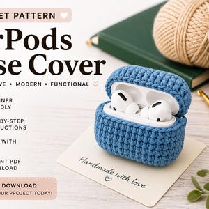 以下が含まれることがあります： 青色のAirPodsケースカバー。白いAirPodsが入っています。「CROCHET PATTERN AirPods Case Cover」と「Handmade with love」の文字が書かれています。毛糸玉、かぎ針、緑色の本も見えます。