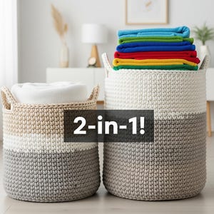 Pode incluir: Duas cestas de armazenamento de crochê de duas cores. Uma cesta é preenchida com um cobertor branco enrolado, a outra com toalhas coloridas dobradas. As cestas são brancas, cinza e bege com alças. O texto na imagem diz "2-em-1!"