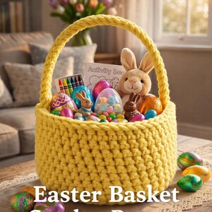 Op de afbeelding: Een gele gehaakte paasmand gevuld met kleurrijke eieren, speelgoedkonijntjes en snoep. De mand heeft een stevige handgreep en is voorzien van het opschrift "Easter Basket Crochet Pattern". De tekst zegt ook "Easy to Crochet, Modern Design, Beginner Friendly."
