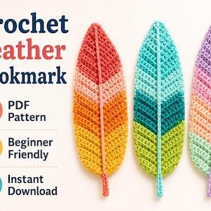 Könnte beinhalten: Drei gehäkelte Lesezeichen in Federform mit Farbverläufen von Rot zu Gelb, Türkis zu Grün und Pastellrosa zu Grün. Der Text lautet: Crochet Feather Bookmark, PDF Pattern, Beginner Friendly und Instant Download.