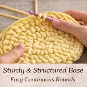 Op de afbeelding: Close-up van een gehaakte gele cirkel met een haaknaald in gebruik. De tekst "Sturdy & Structured Base" en "Easy Continuous Rounds" is zichtbaar onderaan de afbeelding. Handen houden het haakproject vast.