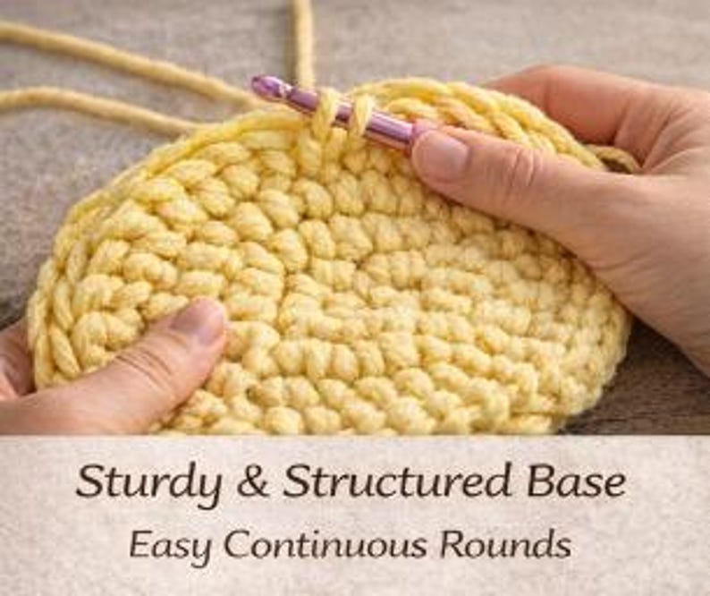 Op de afbeelding: Close-up van een gehaakte gele cirkel met een haaknaald in gebruik. De tekst "Sturdy & Structured Base" en "Easy Continuous Rounds" is zichtbaar onderaan de afbeelding. Handen houden het haakproject vast.