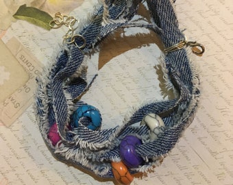 Bracelet, denim et pierres précieuses mélangées