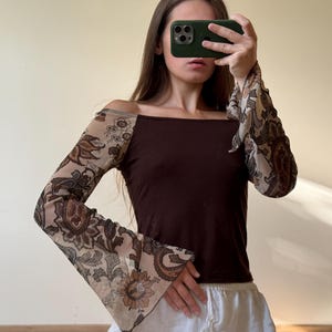 Y2K-topp med bara axlar och nätärm | Brun bohemisk blus med älvkärm | Skjorta med utsvängda ärmar i bondestil från 2000-talet | Topp med paisleyärmar och transparenta ärmar Storlek S/M