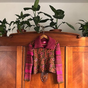 Suéter vintage de lã com zíper – Suéter com estampa floral ajustada – Marrom terroso e rosa, estilo anos 90 Y2K