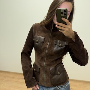 Vintage Y2K Wildlederjacke in Schokoladenbraun – Taillierter Safari-Mantel mit Leder-Patchwork-Details aus dem Archiv, Dunkelbraun, Slim Fit – Größe XS-S