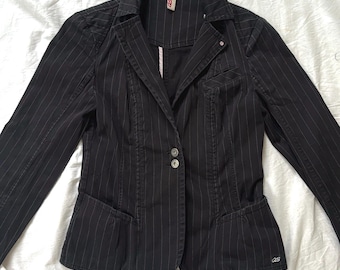 Y2K Black Fitted Blazer with Asymmetric Pockets – Avant-Garde Waist-Cinched Jacket – Power Dressing