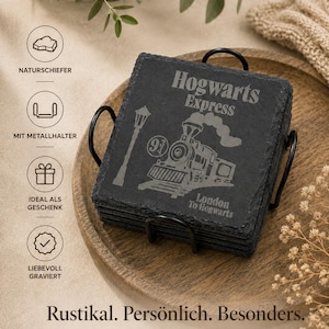 Puede incluir: Una pila de posavasos cuadrados de pizarra negra sujetos en un soporte de metal negro. El posavasos superior presenta un grabado de un tren de vapor, una farola y el texto Hogwarts Express y London To Hogwarts con un letrero de plataforma.
