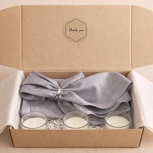 Caja de regalo para el Día de la Madre, servilletas de lino gris, decoración de mesa acogedora y estética, regalo para la anfitriona, elegante mesa para cenas.