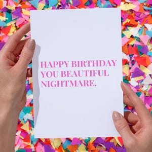 Cartão de aniversário engraçado – “Feliz aniversário, seu lindo pesadelo” – Download digital – Cartão editável para impressão para melhor amiga ou irmã