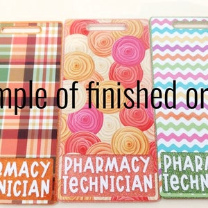 K&ouml;nnte beinhalten: Drei rechteckige Ausweishalter mit unterschiedlichen Designs. Einer hat ein Karomuster, ein anderer ein Blumenmuster und der dritte ein Wellenmuster. Jeder hat den Text "PHARMACY TECHNICIAN". Der Text "Sample of finished order" ist ebenfalls vorhanden.