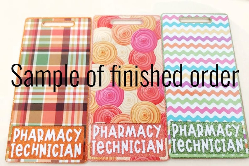 K&ouml;nnte beinhalten: Drei rechteckige Ausweishalter mit unterschiedlichen Designs. Einer hat ein Karomuster, ein anderer ein Blumenmuster und der dritte ein Wellenmuster. Jeder hat den Text "PHARMACY TECHNICIAN". Der Text "Sample of finished order" ist ebenfalls vorhanden.